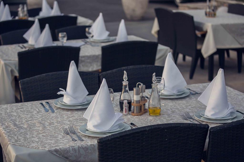 Love Live Hotel Sutomore Buitenkant foto