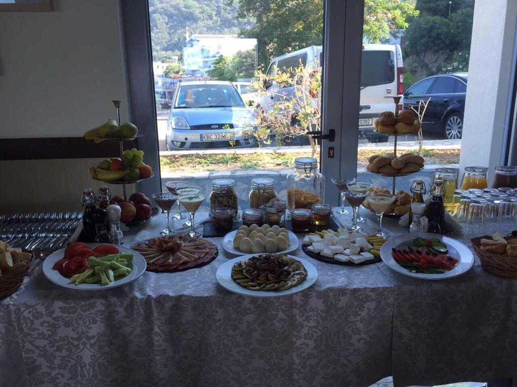 Love Live Hotel Sutomore Buitenkant foto