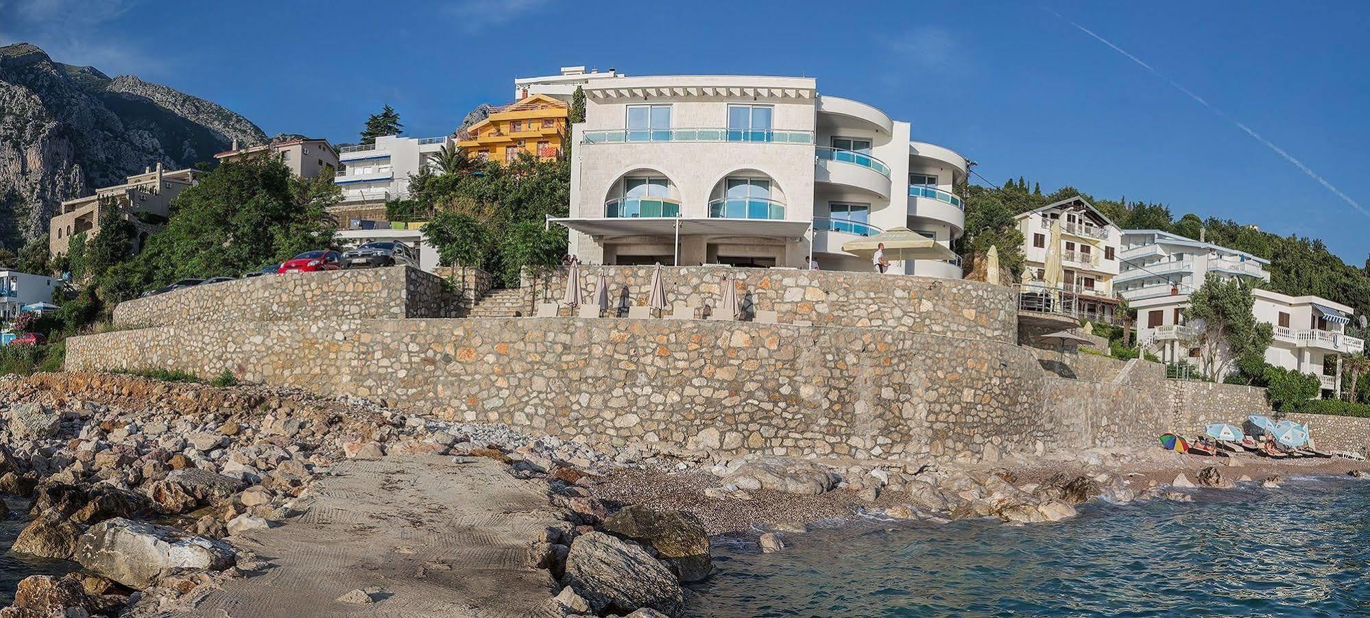 Love Live Hotel Sutomore Buitenkant foto