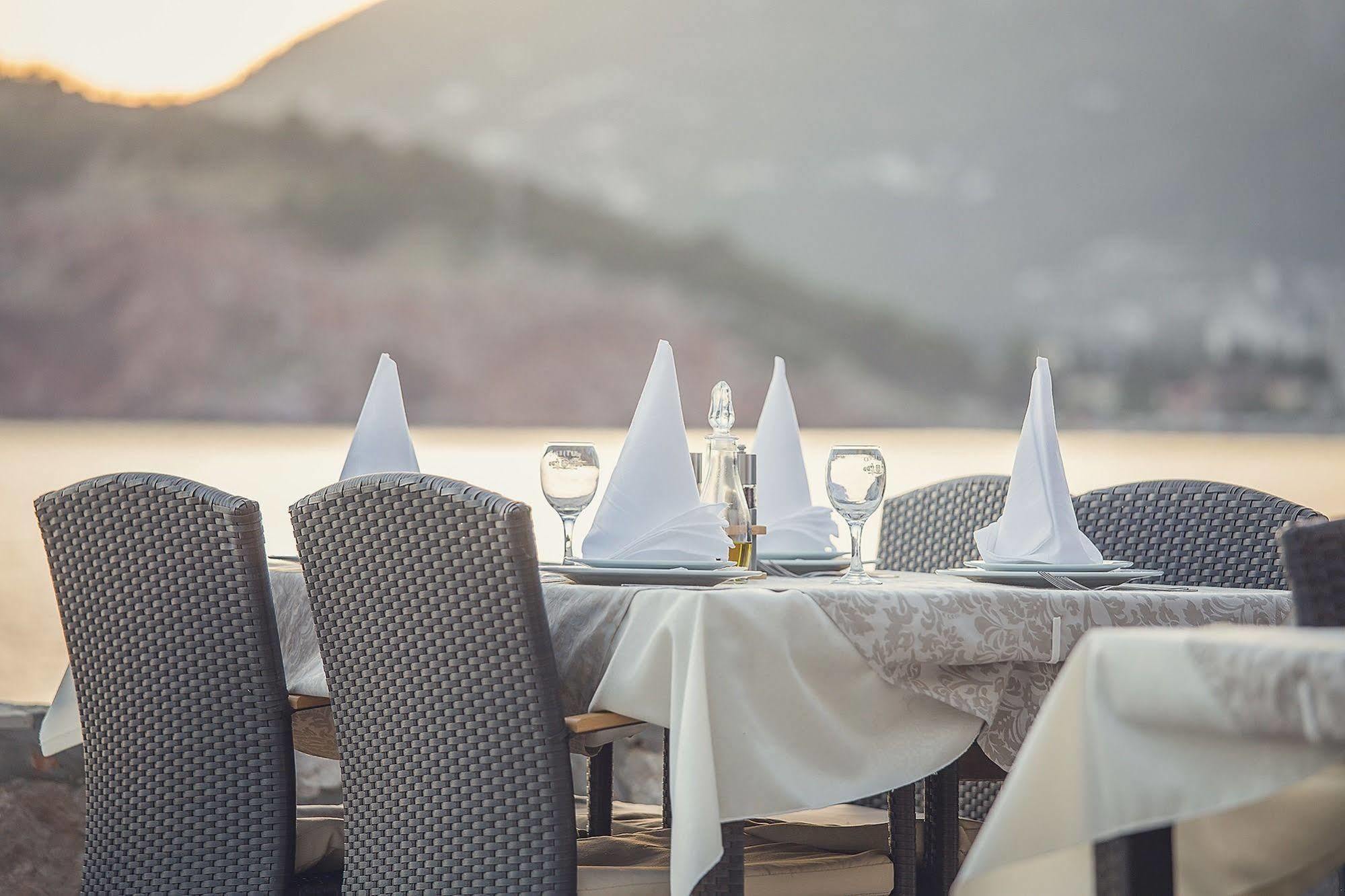 Love Live Hotel Sutomore Buitenkant foto