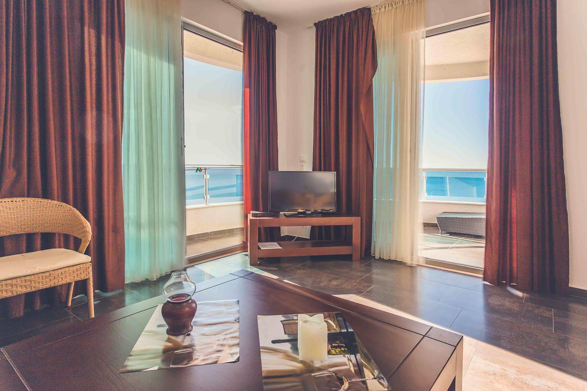 Love Live Hotel Sutomore Buitenkant foto