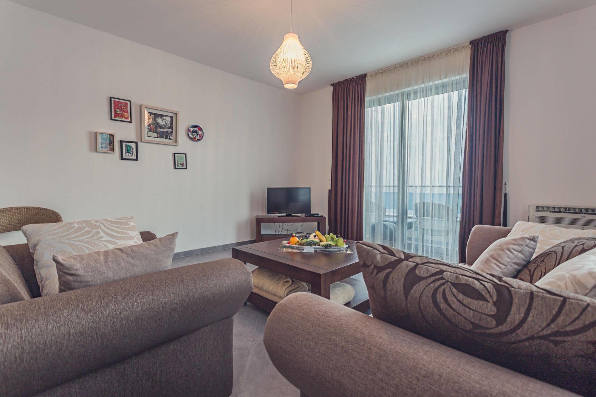 Love Live Hotel Sutomore Buitenkant foto