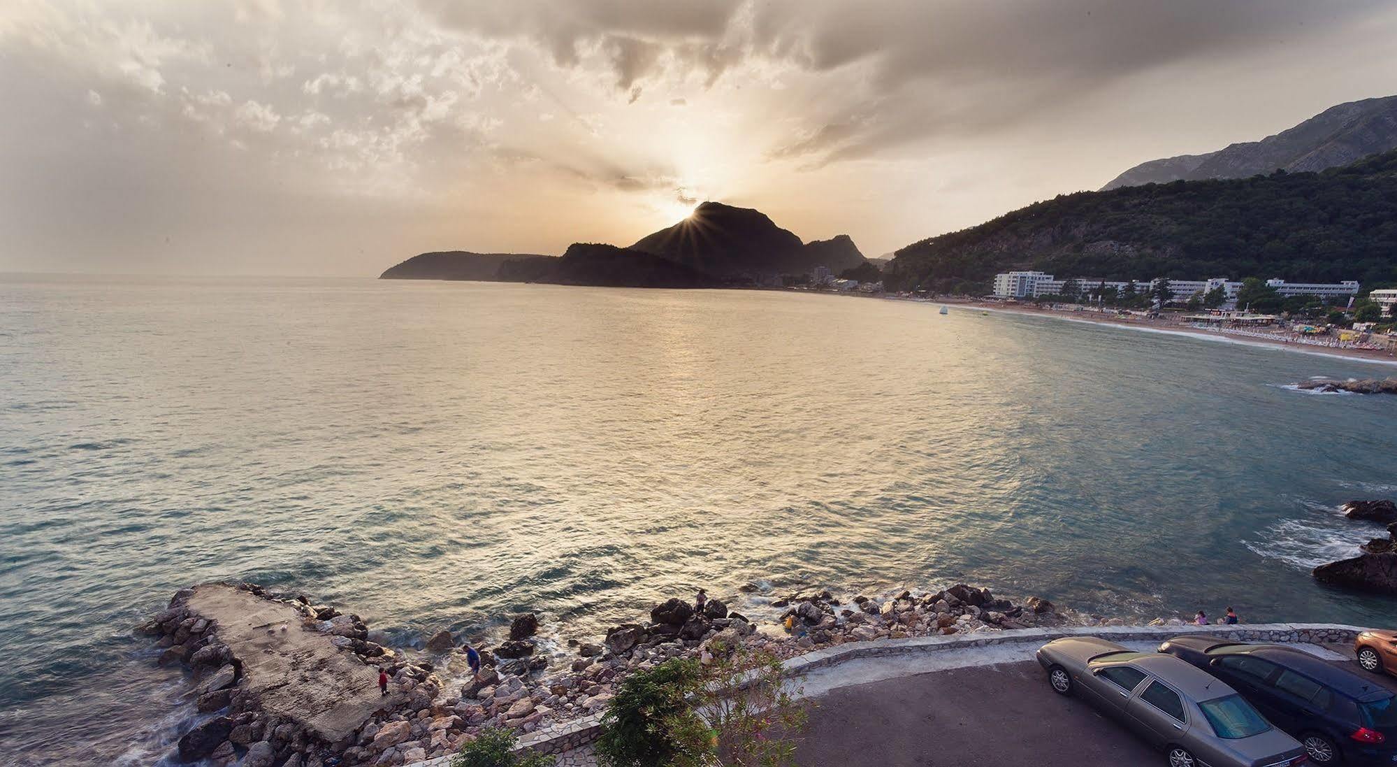 Love Live Hotel Sutomore Buitenkant foto